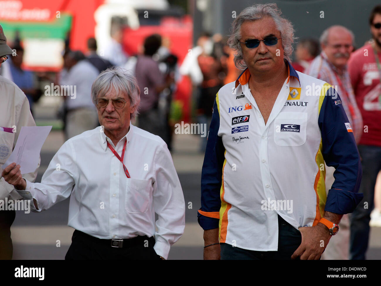 British F1 supremo Bernie Ecclestone (L) e Renault italiano del team principal Flavio Briatore (R) a piedi attraverso il paddock del Circuito de Catalunya di Montmelo vicino a Barcellona, Spagna, 25 aprile 2008. Formula 1 Gran Premio di Spagna si terrà qui il 27 aprile. Foto: Felix Heyder Foto Stock