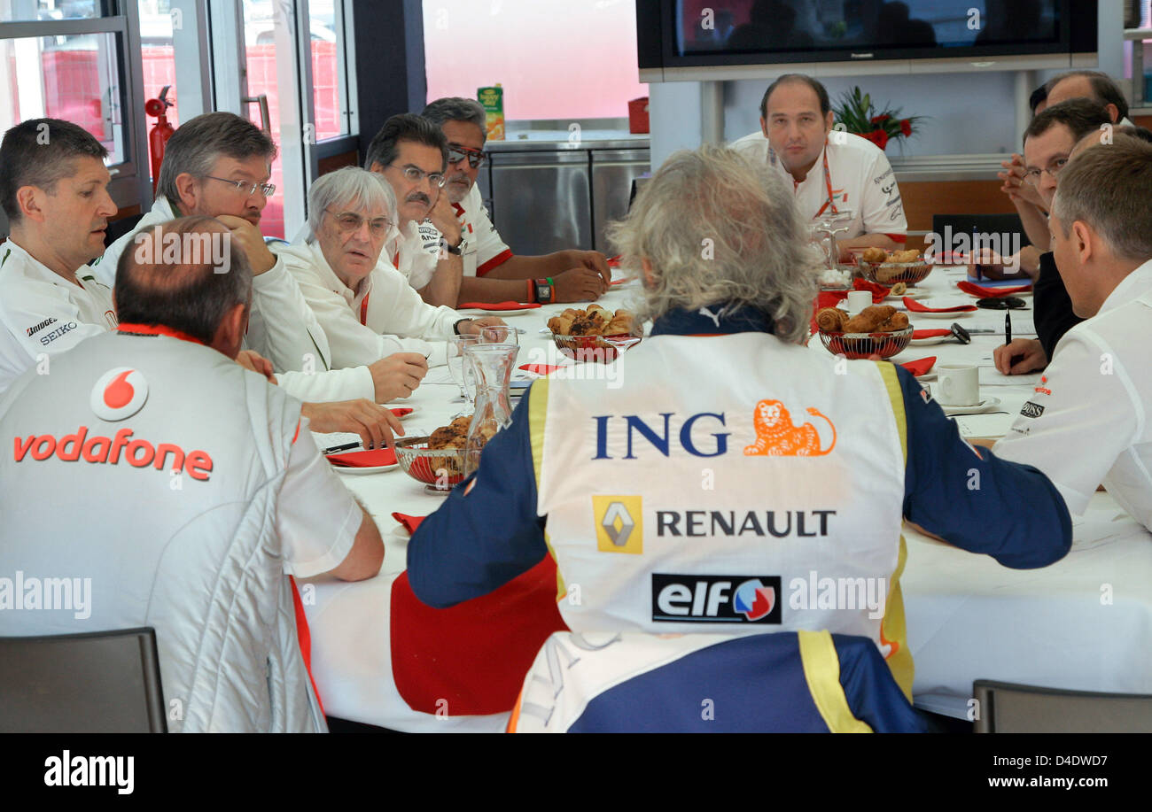 La foto mostra: in senso antiorario sul tavolo da in alto a sinistra: indiano Vijay Mallya (Force India), tedesco Mario Theissen (BMW Sauber), British Bernie Ecclestone, il britannico Ross Brawn e Nick Fry (entrambe le Honda), British Ron Dennis (McLaren Mercedes), italiano Flavio Briatore (Renault), Martin Whitmarsh (McLaren Mercedes) e altri team personale durante una riunione nel paddock del circui Foto Stock