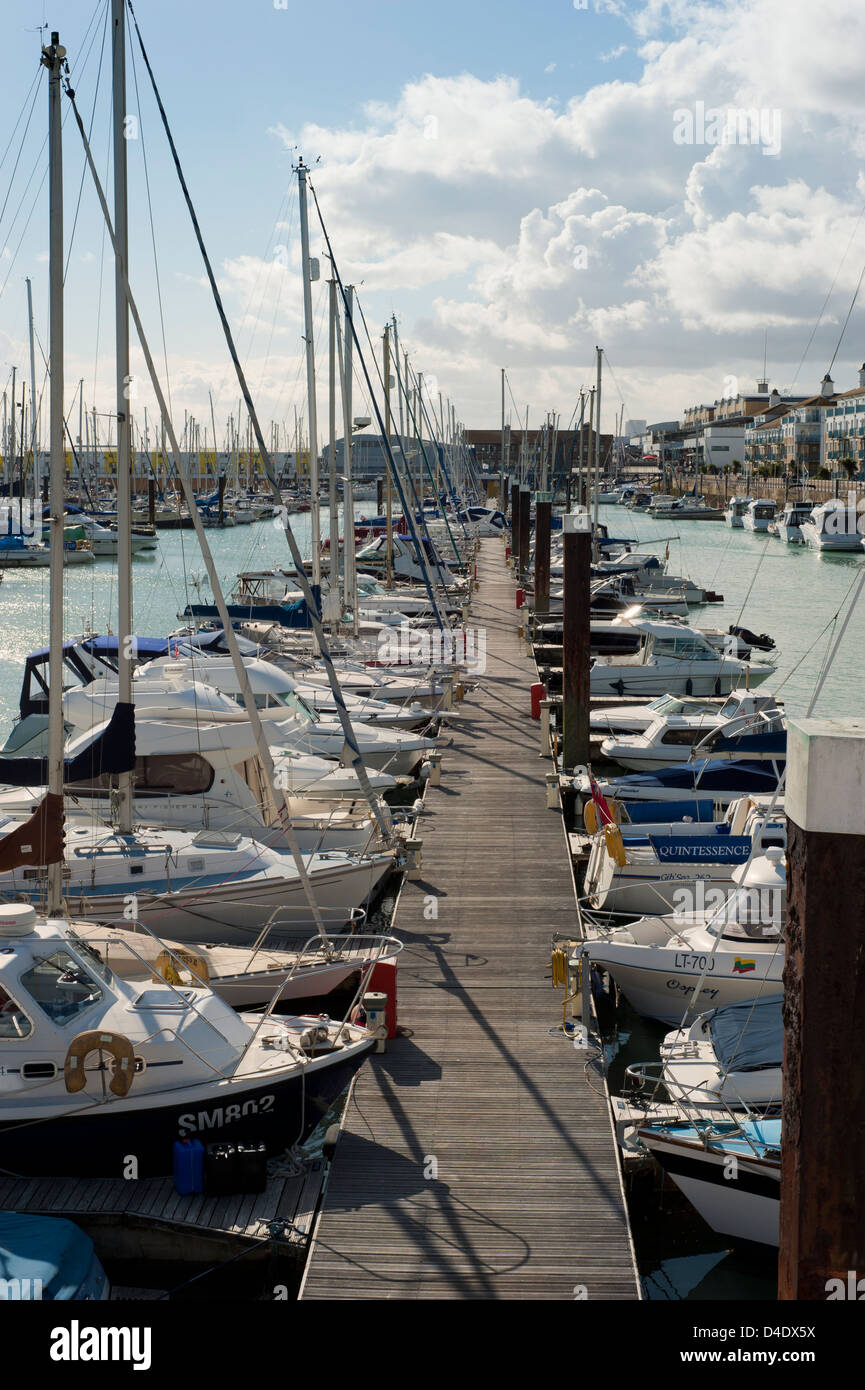Barche e yacht in Brighton Marina, Brighton East Sussex, England, Regno Unito Foto Stock
