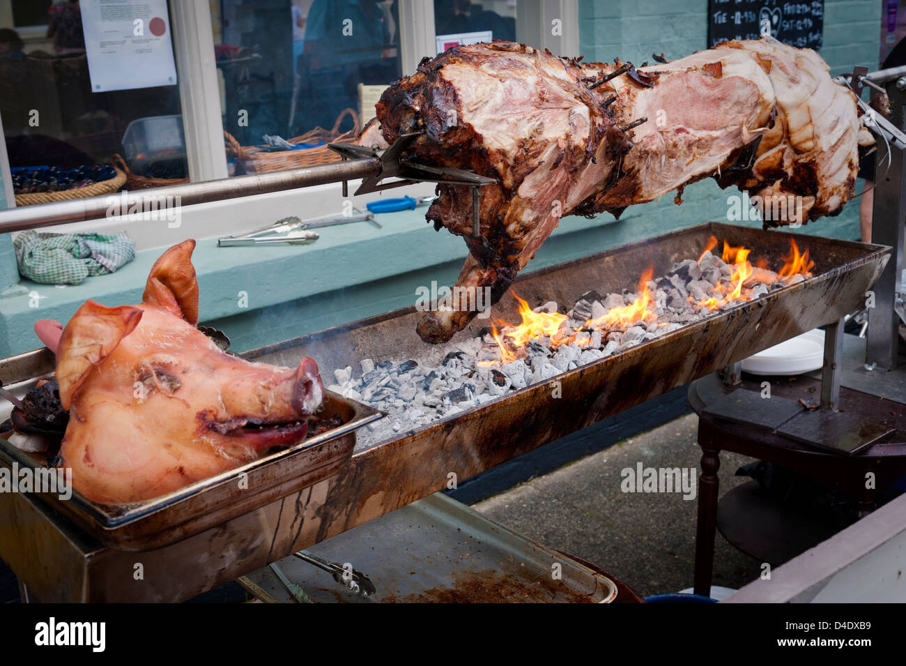 Arrosto di maiale su un barbecue allo spiedo, REGNO UNITO Foto Stock