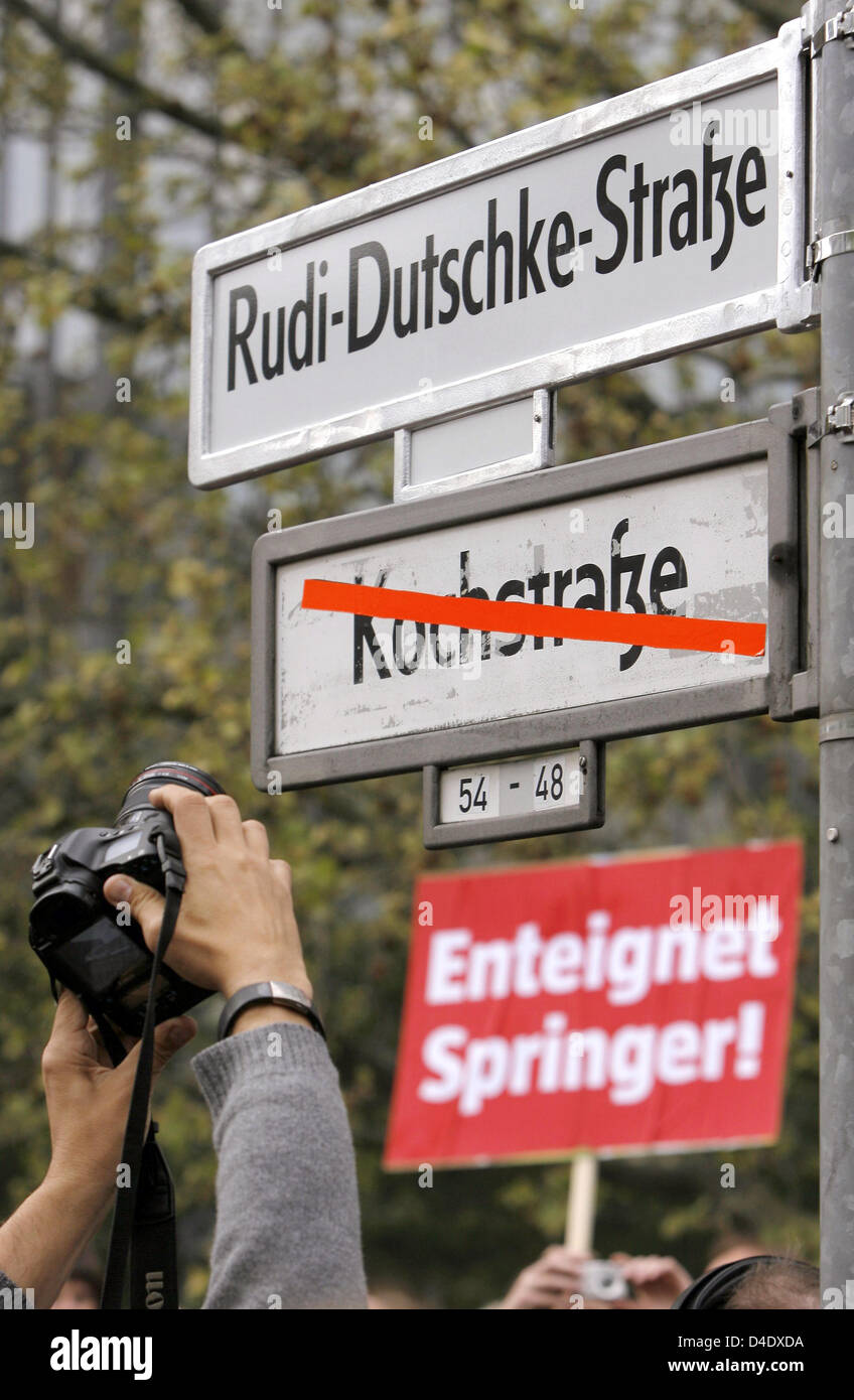 Una persona che prende un'immagine della nuova strada segno del Rudi-Dutschke street a Berlino, Germania, 30 aprile 2008. Azioni legali sono state invano adottate per prevenire la ridenominazione dell'ex Kochstrasse;. La strada anche le frontiere la Axel Springer publishing house. Foto. TIM BRAKEMEIER Foto Stock