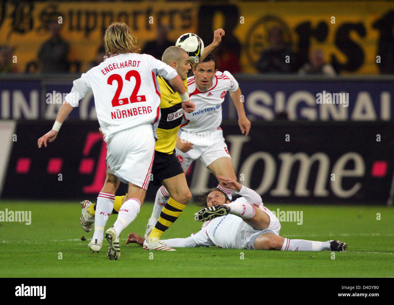 Dortmund Attaccante di Mladen Petric (2-L) combatte per la palla con (L-R) di Norimberga Marco ENGELHARDT, Thomas Galasek e Jacques ABARDONADO nella Bundesliga tedesca match Borussia Dortmund v 1.FC Norimberga al Signal Iduna Park Stadium di Dortmund, Germania, 02 maggio 2008. La partita si è conclusa in un goalless draw. Foto: Bernd Thissen Foto Stock