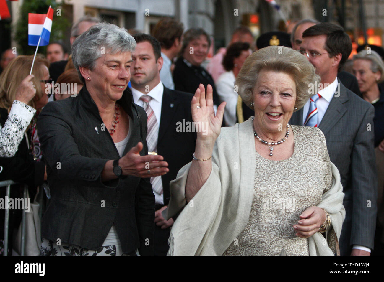 La regina Beatrice dei Paesi Bassi saluta i suoi soggetti come lei partecipa a un concerto durante la celebrazione nazionale della Giornata della liberazione in Amsterdam, Paesi Bassi, 05 maggio 2008. La Giornata segna la liberazione dei Paesi Bassi nel 1944 durante la Seconda Guerra Mondiale. La regina Beatrice dopo a sinistra il concerto in barca sul fiume Amstel. Foto: Patrick van Katwijk Foto Stock