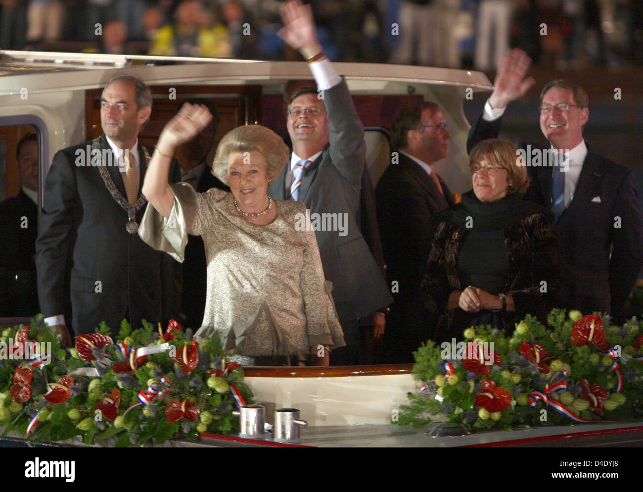 La regina Beatrice dei Paesi Bassi (2-L) saluta i suoi soggetti come è uscita in barca sul fiume Amstel dopo aver partecipato a un concerto durante le celebrazioni del National Liberation Day in Amsterdam, Paesi Bassi, 05 maggio 2008. La Giornata segna la liberazione dei Paesi Bassi nel 1944 durante la Seconda Guerra Mondiale. Foto: Patrick van Katwijk Foto Stock