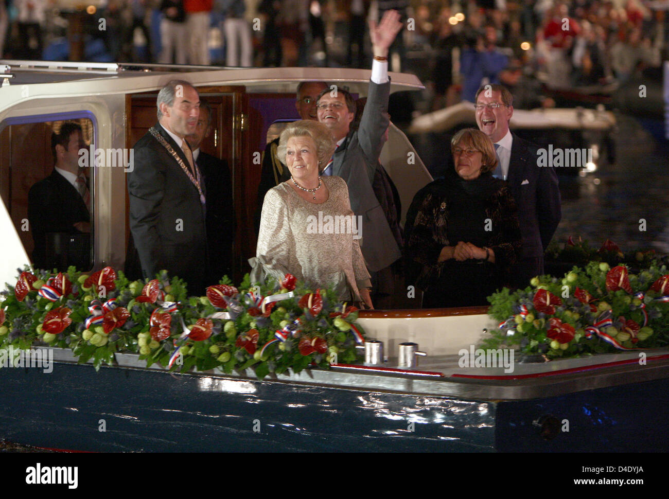 La regina Beatrice dei Paesi Bassi (C) saluta i suoi soggetti come è uscita in barca sul fiume Amstel dopo aver partecipato a un concerto durante le celebrazioni del National Liberation Day in Amsterdam, Paesi Bassi, 05 maggio 2008. La Giornata segna la liberazione dei Paesi Bassi nel 1944 durante la Seconda Guerra Mondiale. Foto: Patrick van Katwijk Foto Stock