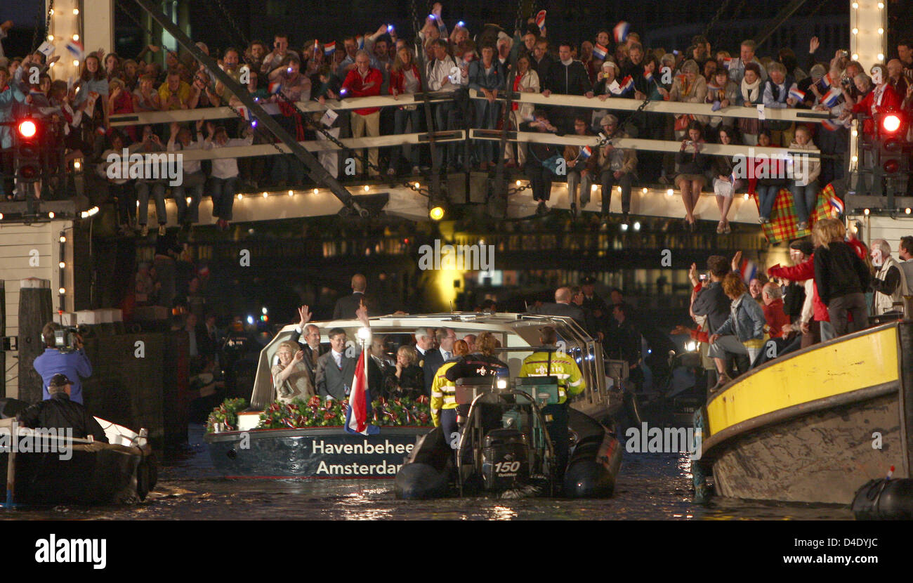 La regina Beatrice dei Paesi Bassi (L) saluta i suoi soggetti come è uscita in barca sul fiume Amstel dopo aver partecipato a un concerto durante le celebrazioni del National Liberation Day in Amsterdam, Paesi Bassi, 05 maggio 2008. La Giornata segna la liberazione dei Paesi Bassi nel 1944 durante la Seconda Guerra Mondiale. Foto: Patrick van Katwijk Foto Stock