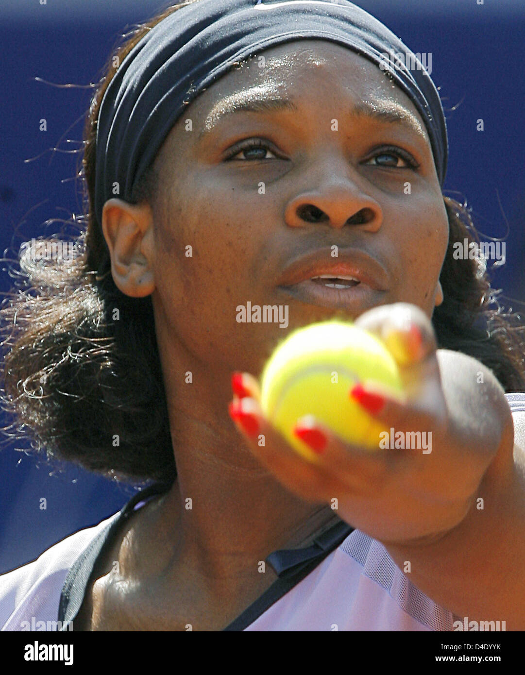 Noi giocatori di tennis Serena Williams è raffigurato in azione durante un WTA German Open match contro il giocatore polacco Radwanska sul Centre Court a Berlino, Germania, 08 maggio 2008. Williams ha vinto con 6-1 e 6-3. Foto: Klaus-Dietmar Gabbert Foto Stock