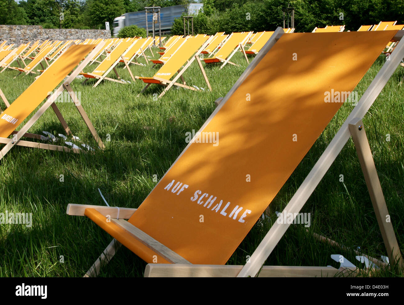 450 orange sdraio sono disposti su uno spazio aperto accanto alla giunzione autostradale Duisburg-Kaiserberg, Germania, 09 maggio 2008. Questo instalation ha portato artisti Felix Luedicke e Korbinian Lechner il primo prezzo nel concorso "paradossi in pubblico" (Paradoxien des oeffentlichen). Ogni sedia a sdraio elenca una persona il luogo di vacanza preferito. Mallorca, Parigi e Rom sono solo alcuni esempi Foto Stock