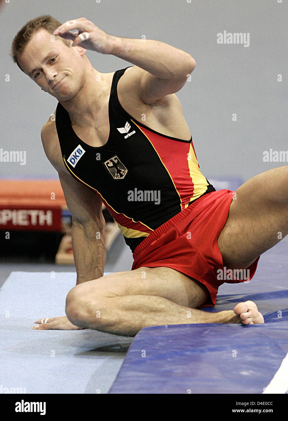 Robert Juckel di Germania crash-terre al team finali di 28 uomini Europei di Ginnastica Artistica campionati a Losanna, Svizzera, 10 maggio 2008. Foto: Frank può Foto Stock