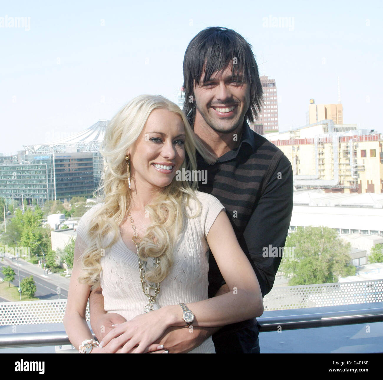 Cantante tedesca Nina Kristin L pone con il cantante spagnolo David Tavare R in occasione della presentazione del suo singolo centerfold di Berlino Germania 13 maggio 2008. Foto Xamax Foto stock Alamy