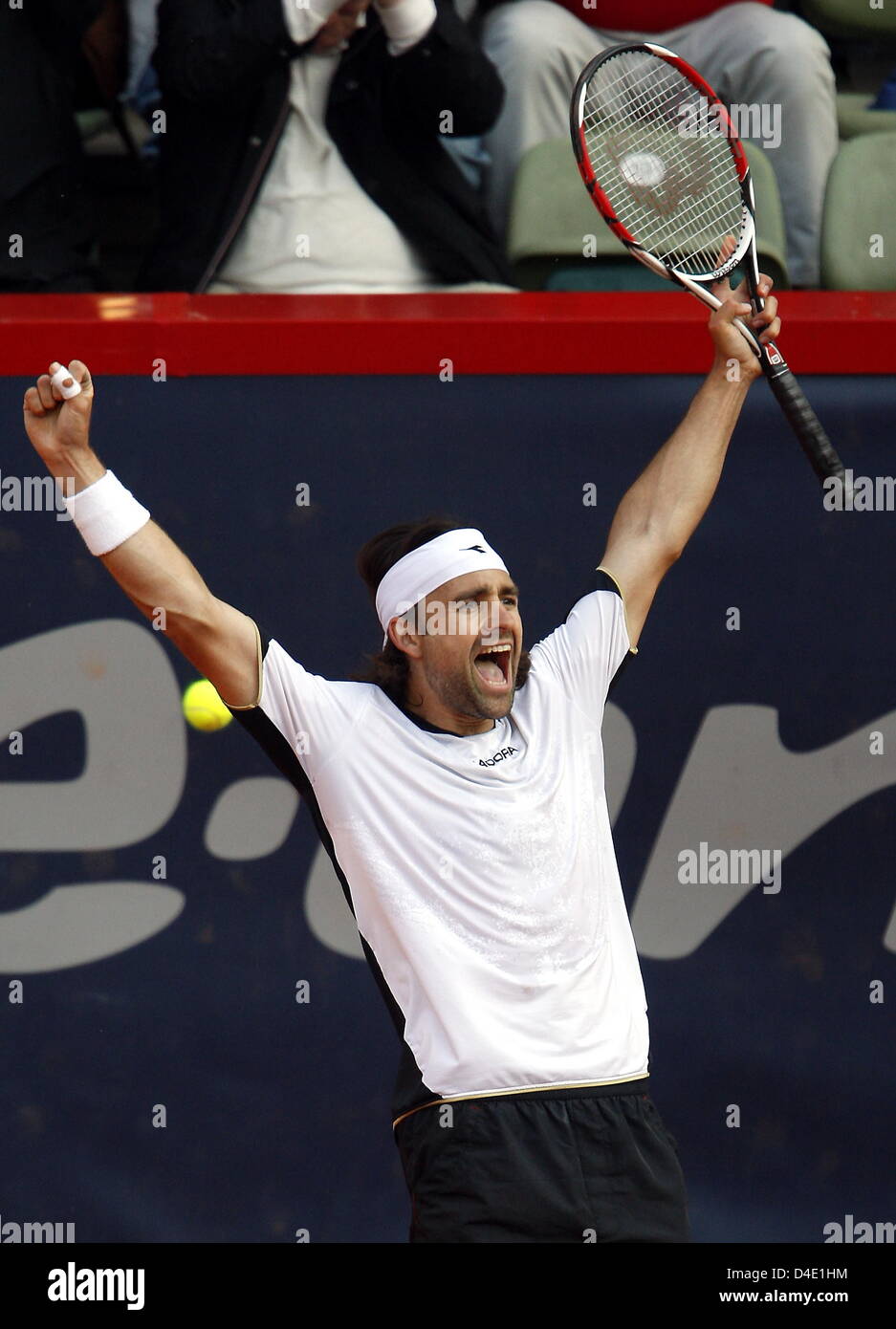 Il tedesco Nicolas KIEFER celebra la sua vittoria sul russo Davydenko durante gli ultimi sedici round di ATP Masters Series di Amburgo, Germania, 15 maggio 2008. Kiefer ha vinto 7-5 e 6-3. Foto: Marcus Brandt Foto Stock