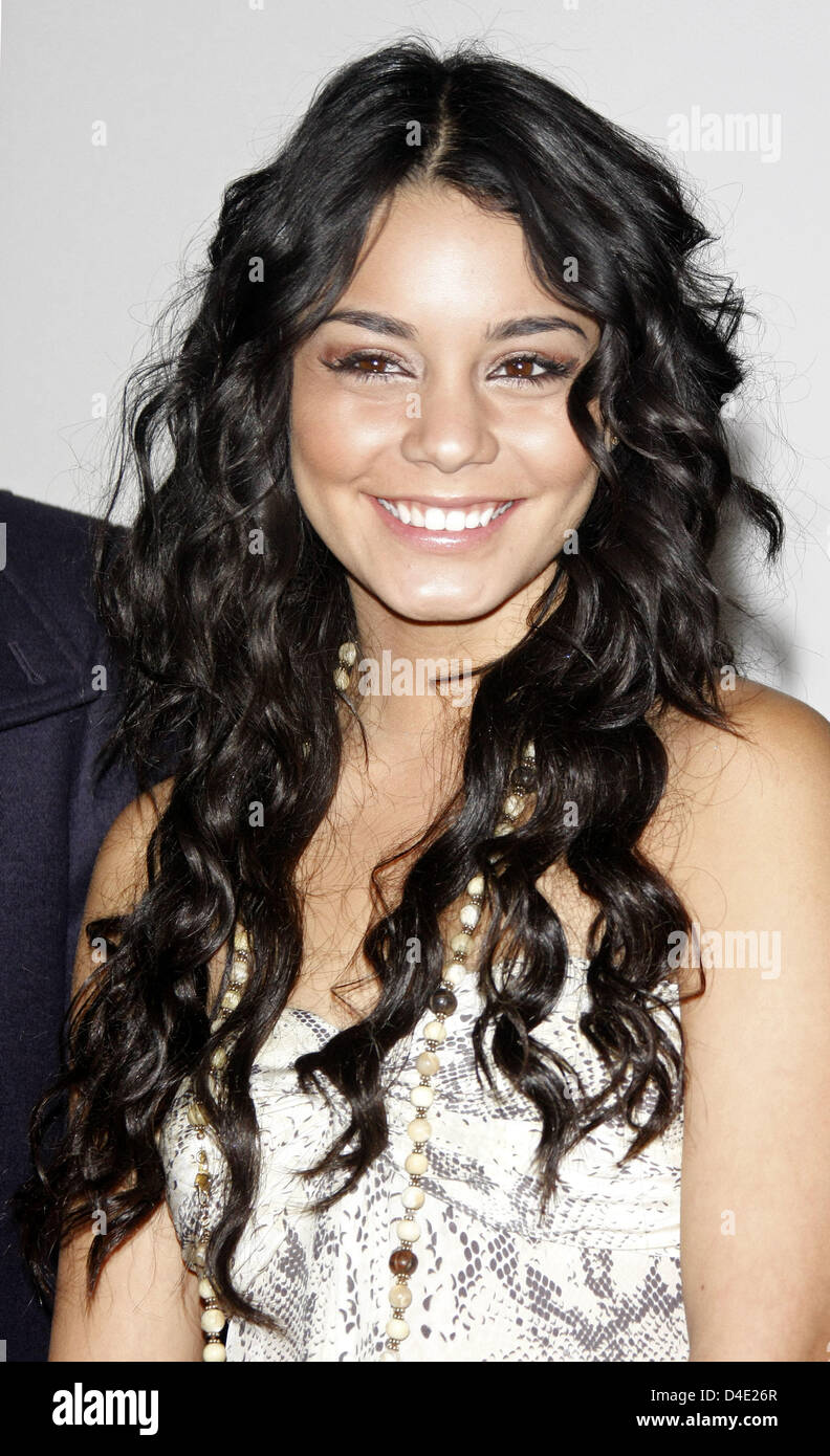 US-attrice Vanessa Hudgens arriva al tedesco premiere di 'High School Musical 3: Senior Year' a Mathaeser Filmpalast a Monaco di Baviera, Germania, 05 ottobre 2008. Foto: Hubert Boesl Foto Stock