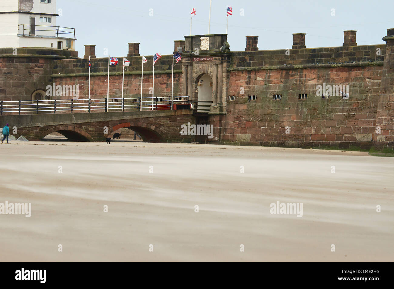 Fort Pesce persico Rock, New Brighton, con sabbia soffiando attraverso il foreshore. Foto Stock