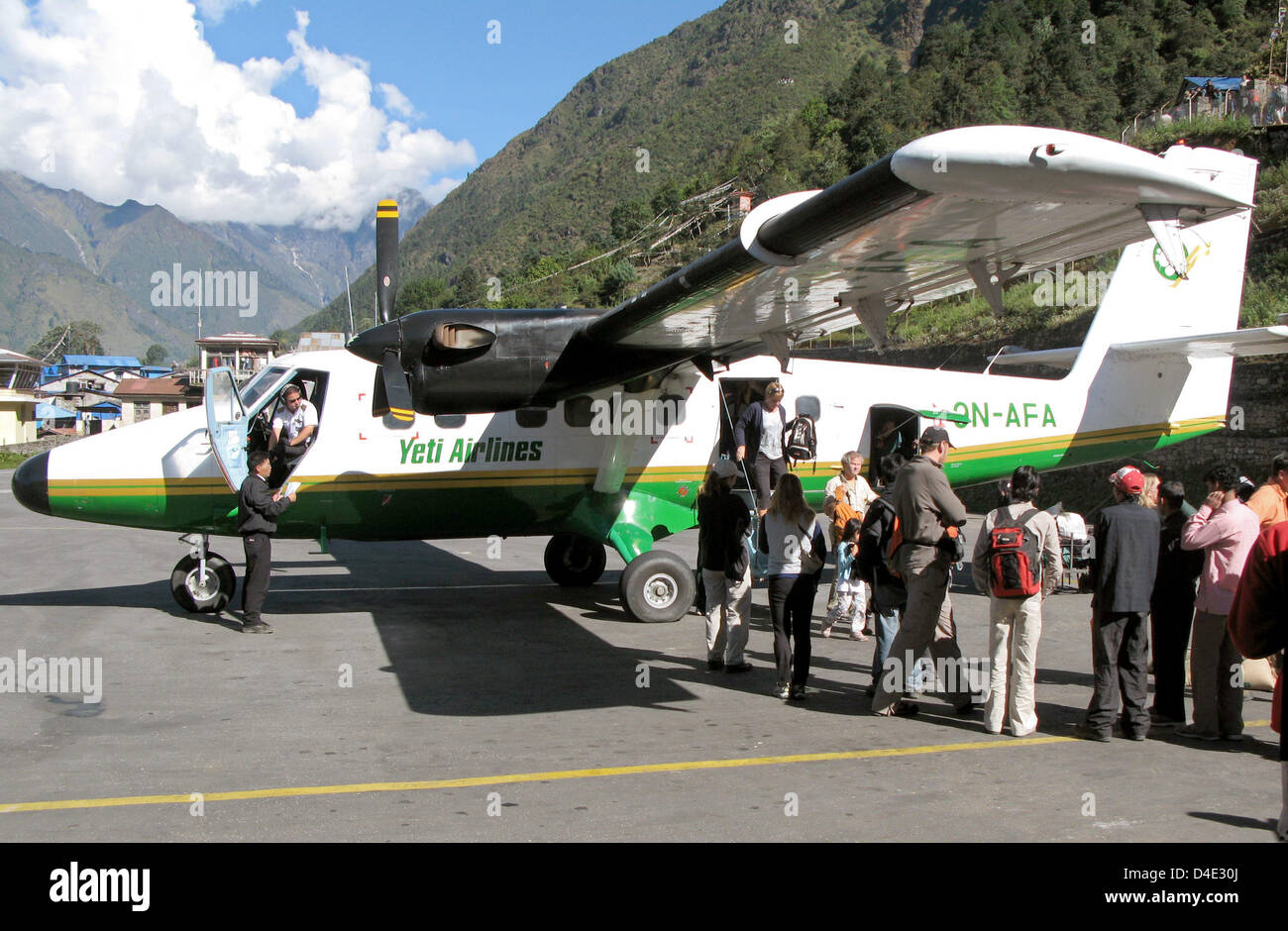 (FILE) - Il file immagine datata ottobre 2007 mostra i turisti dello sbarco di un aeromobile del tipo Twin Otter della Yetio le compagnie aeree dopo il suo arrivo sulla pista dell'aeroporto Lukla in Nepal. Un elica piano dello stesso tipo si è schiantato al Tenzing-Hillary-Airport in Himalaya in 3.000 metri di altezza su 08 Ottobre 2008. 18 persone sono morte in un incidente, tra di loro vi erano 12 Tedeschi. Th Foto Stock