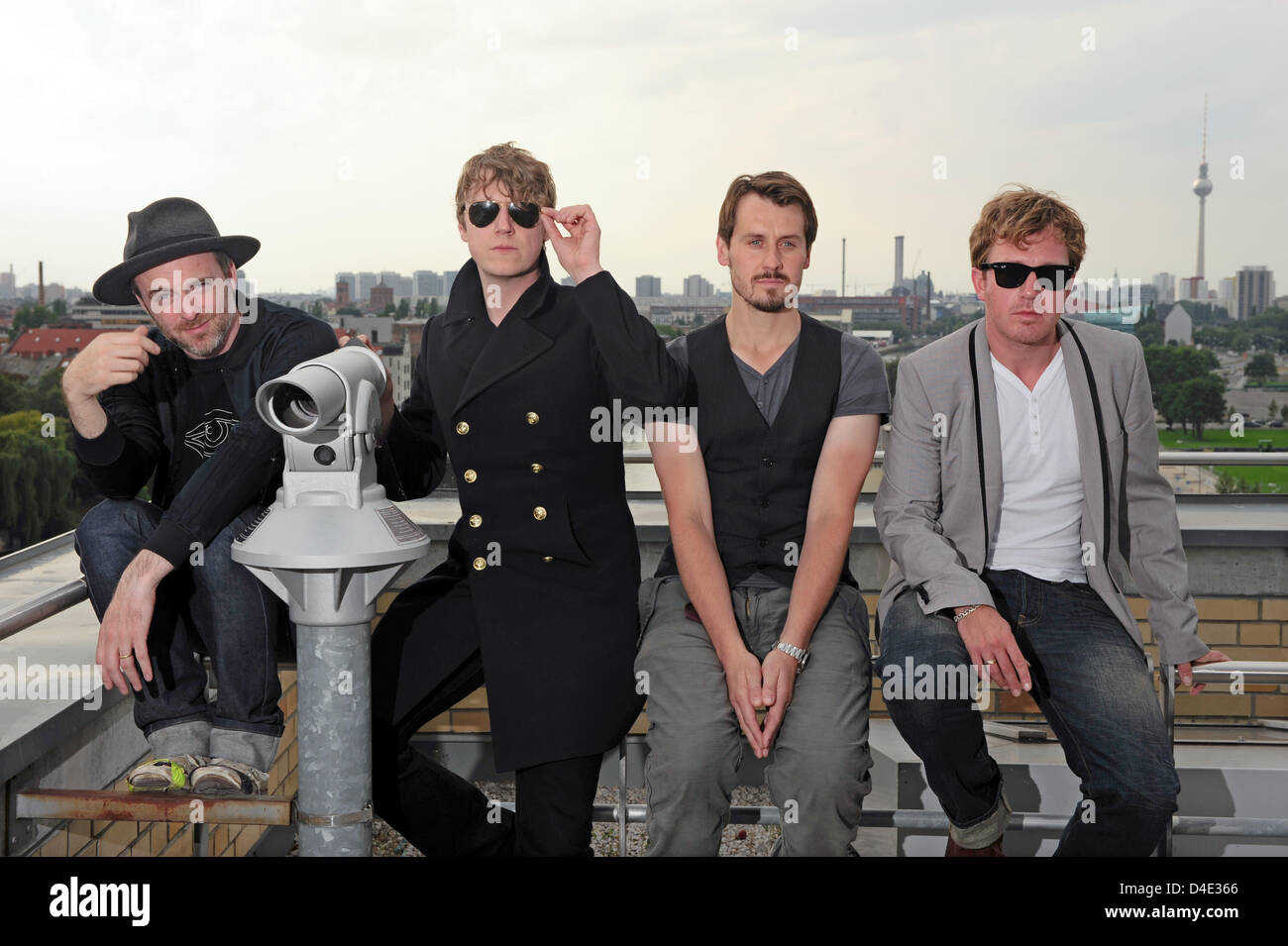 (L-R) membri del british pop band Travis, Francis Healy, Andrew Dunlop, Neil Primrose e Dougie Payne raffigurata sul tetto di Universal Music a Berlino, Germania, 18 agosto 2008. Travis hanno pubblicato il loro sesto album in studio "Ode a J. Smith' che è stato registrato in soli 14 giorni. Foto: Soeren Stache Foto Stock