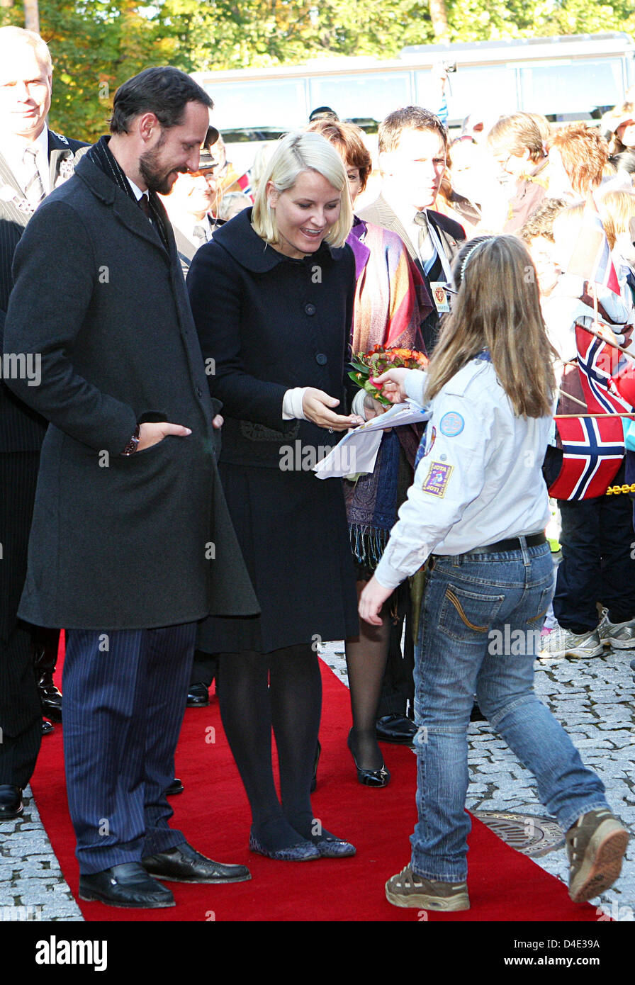Il principe ereditario Haakon e Crown Princess Mette-Marit parlare ai residenti locali in Bamble, Norvegia, 09 ottobre 2008. Il giovane è su una tre giorni di tour attraverso il paese. Foto: Albert Nieboer (Attenzione: PAESI BASSI fuori!) Foto Stock