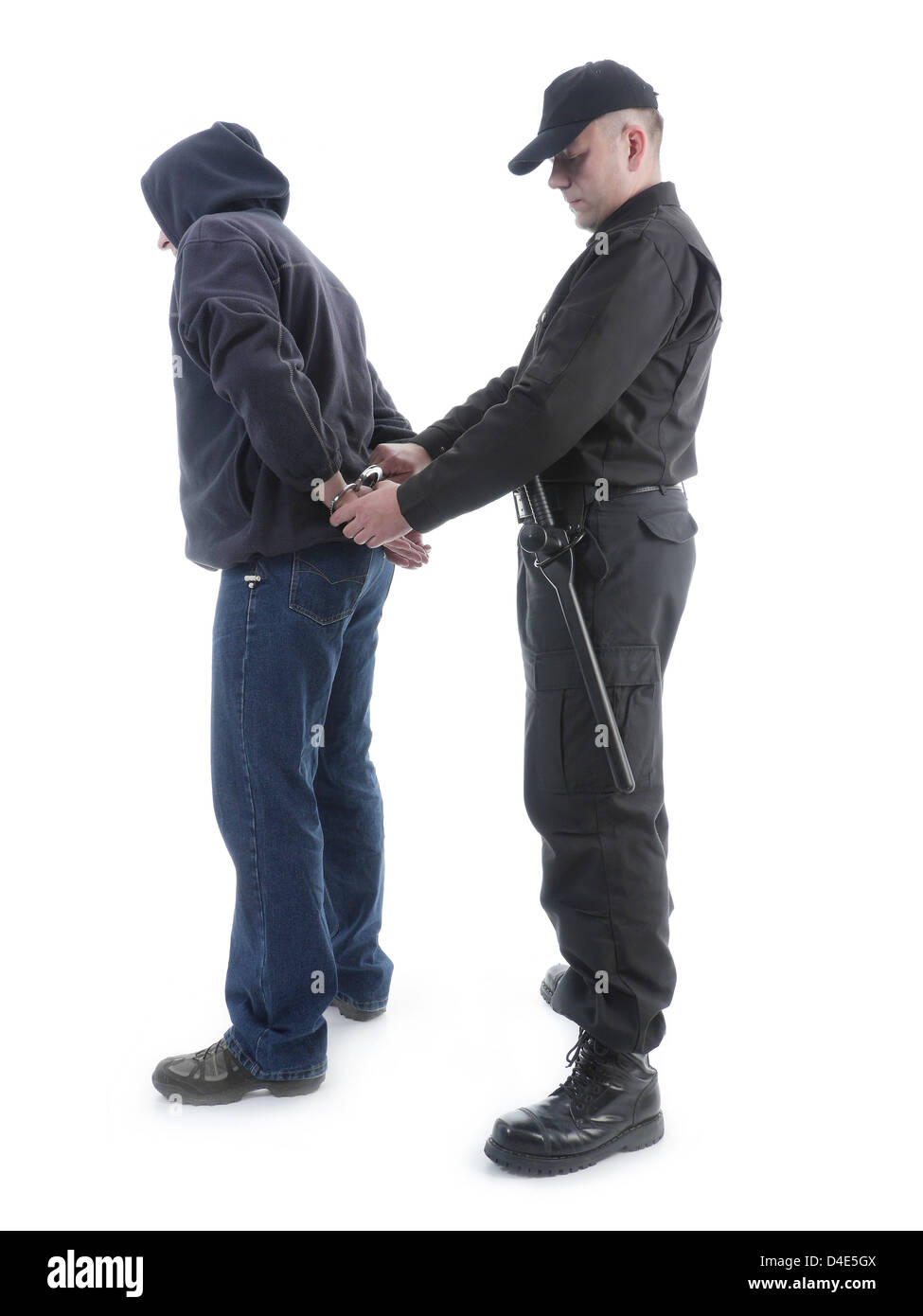 Poliziotto handcuffing uomo incappucciato, shot su bianco Foto Stock