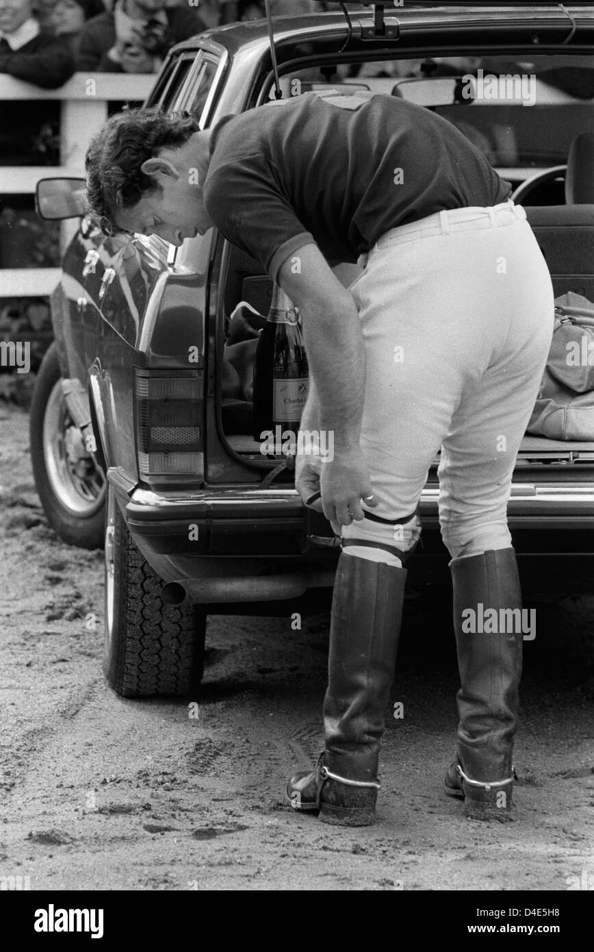 Prince Charles gioca a polo presso l'Ham Polo Club Surrey, Regno Unito. È appena arrivato guidando la sua propria auto e si sta preparando, la sua polo kit nella parte posteriore della vettura. anni ottanta. 1981 HOMER SYKES Foto Stock