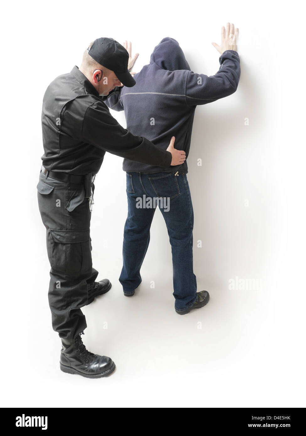 L uomo che è cercato da un poliziotto in uniforme nera Foto Stock