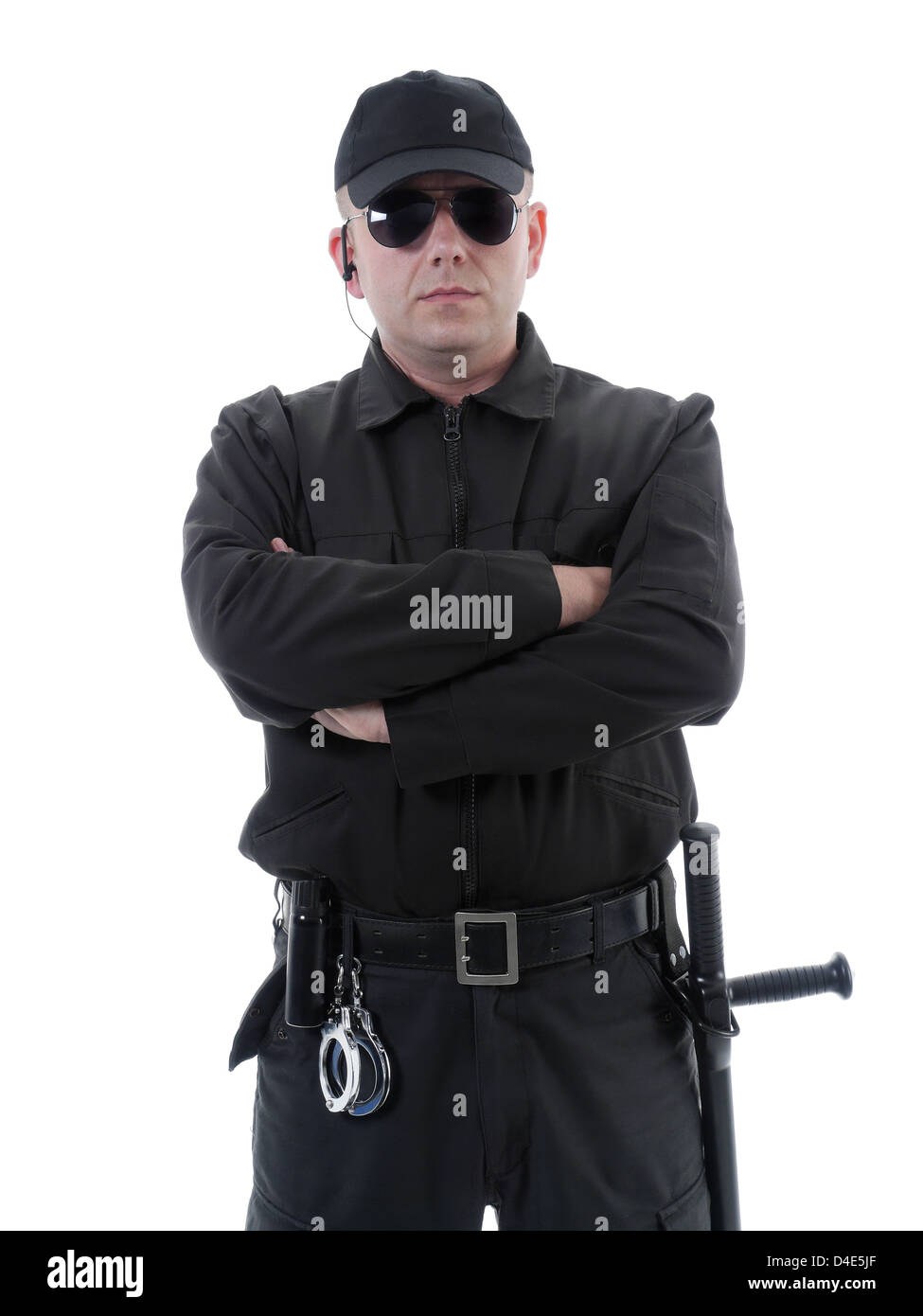 Poliziotto o di guardia di sicurezza indossare nero uniforme e permanente di occhiali di sicurezza con bracci ripiegati, shot su bianco Foto Stock