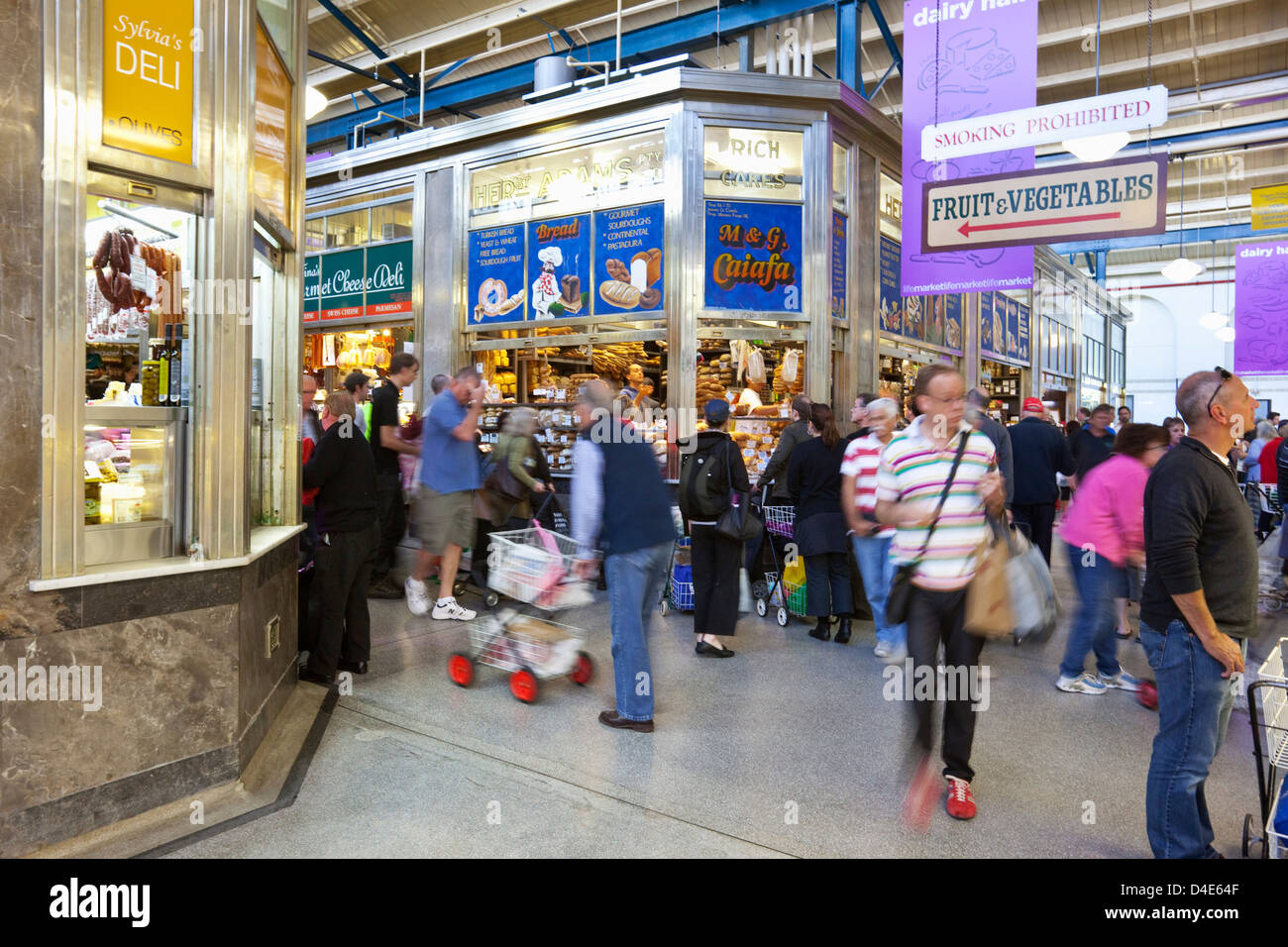 La gente lo shopping al mercato Queen Victoria - stabilito in primo luogo nel1878. Melbourne, Victoria, Australia Foto Stock