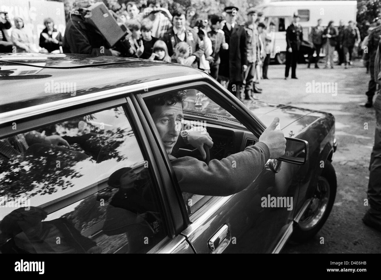 Prince Charles gioca a Polo all'Ham Polo Club Surrey, Regno Unito 1980S. 1981 guidando la sua auto, lasciando il club, dando il segno dei pollici a dei benestanti. Inghilterra. HOMER SYKES Foto Stock Prince Charles gioca a Polo all'Ham Polo Club Surrey, Regno Unito 1980S. 1981 guidando la sua auto, lasciando il club, dando il segno dei pollici a dei benestanti. Inghilterra. HOMER SYKES Foto Stock