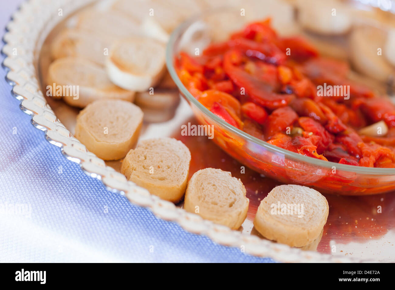 Fette di pasta acida e peperoni sul vassoio di portata. Foto Stock