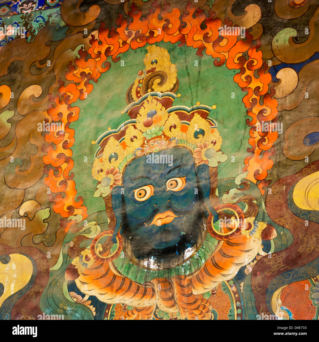 Coloratissima immagine dipinta al Monastero di Sera; Lhasa, Xizang, Cina Foto Stock