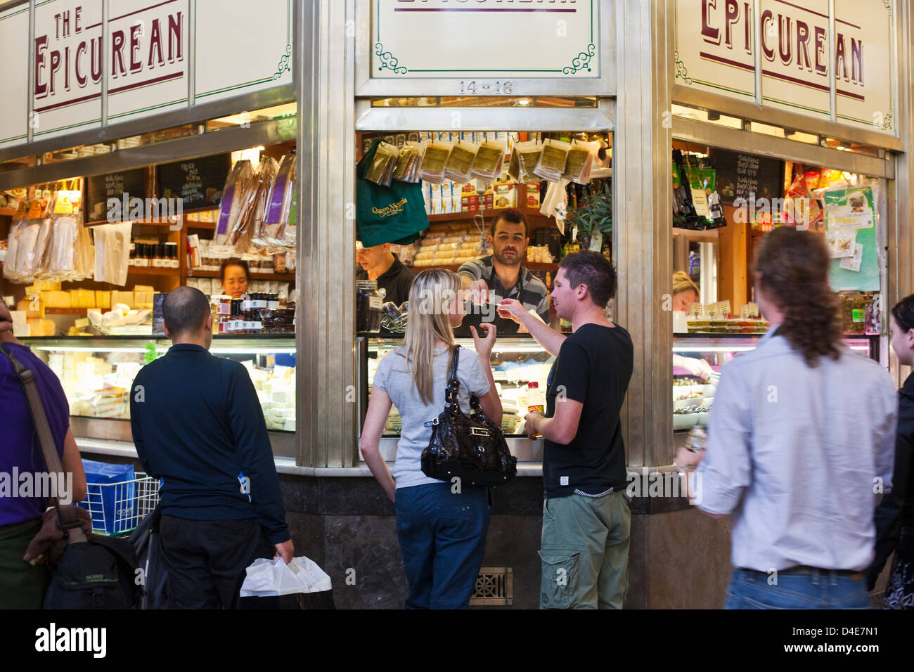 La gente lo shopping al negozio di specialità gastronomiche nel mercato Queen Victoria. Melbourne, Victoria, Australia Foto Stock