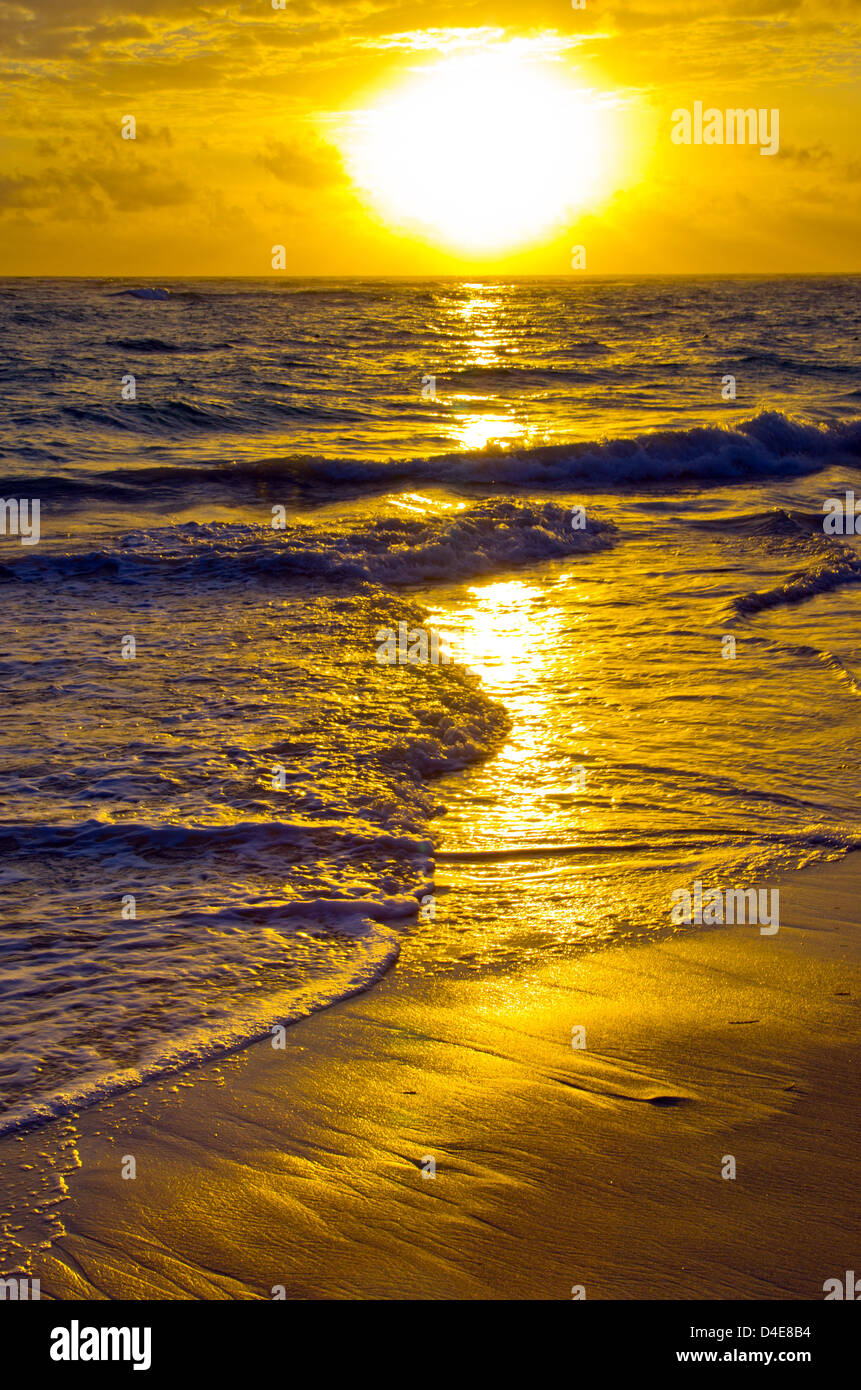 Bel tramonto sul mare Foto Stock