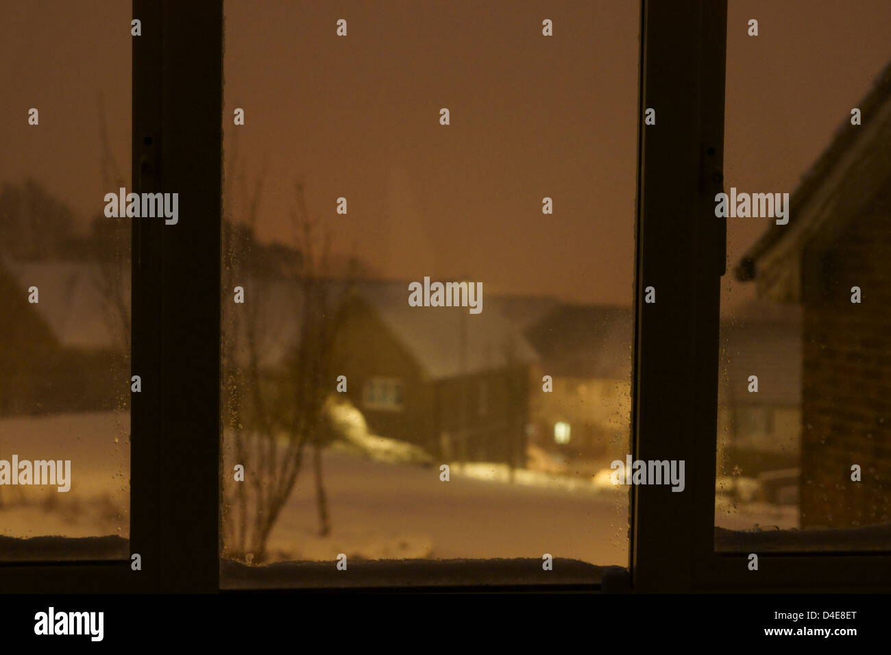 Impostazione di neve di notte inquinamento luminoso che mostra il cielo rossastro Foto Stock
