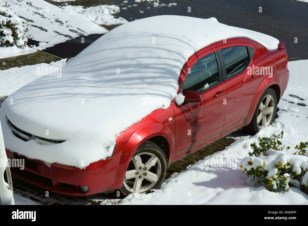 Dodge auto nevicato auto coperto giornata soleggiata hastings Foto Stock