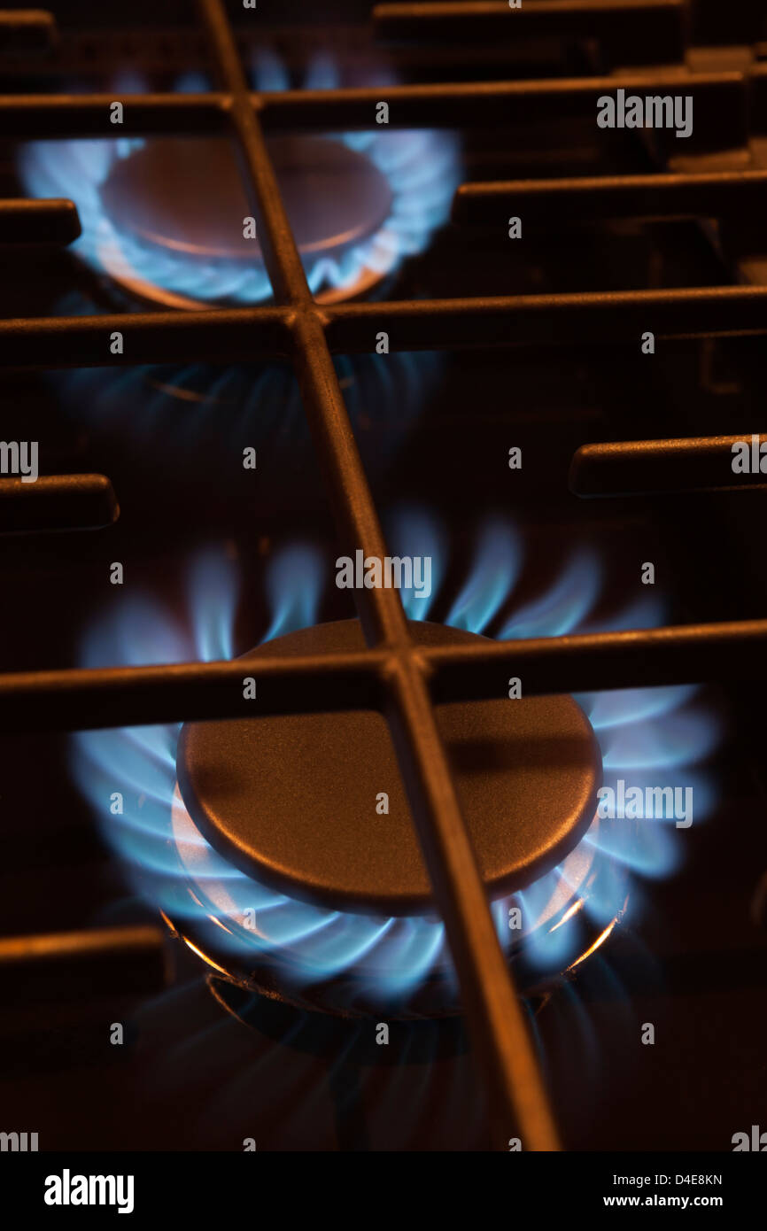 Fiamma BLU DI LIT bruciatore di gas anelli sulla stufa TOP DI GAMMA Foto Stock