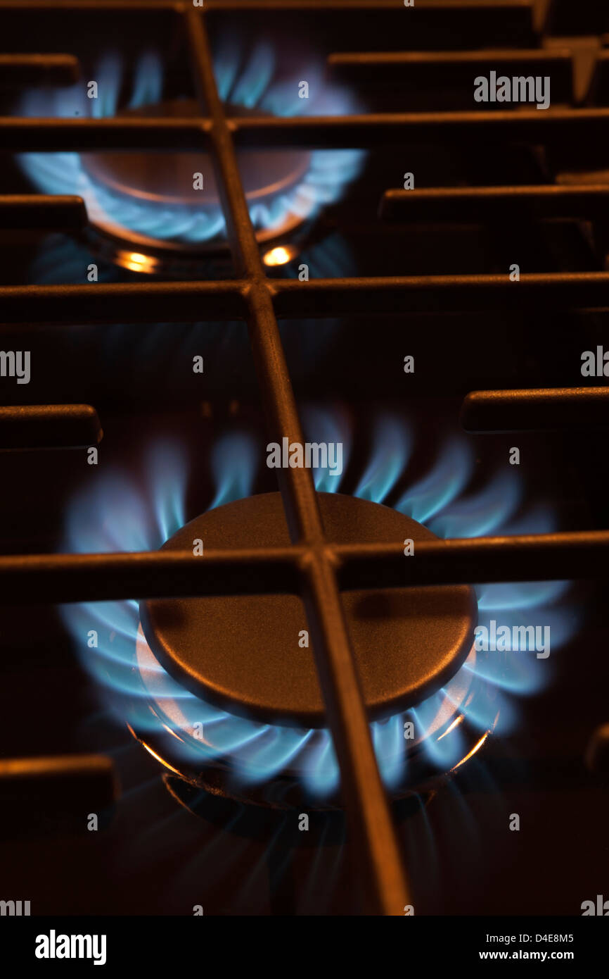 Fiamma BLU DI LIT bruciatore di gas anelli sulla stufa TOP DI GAMMA Foto Stock