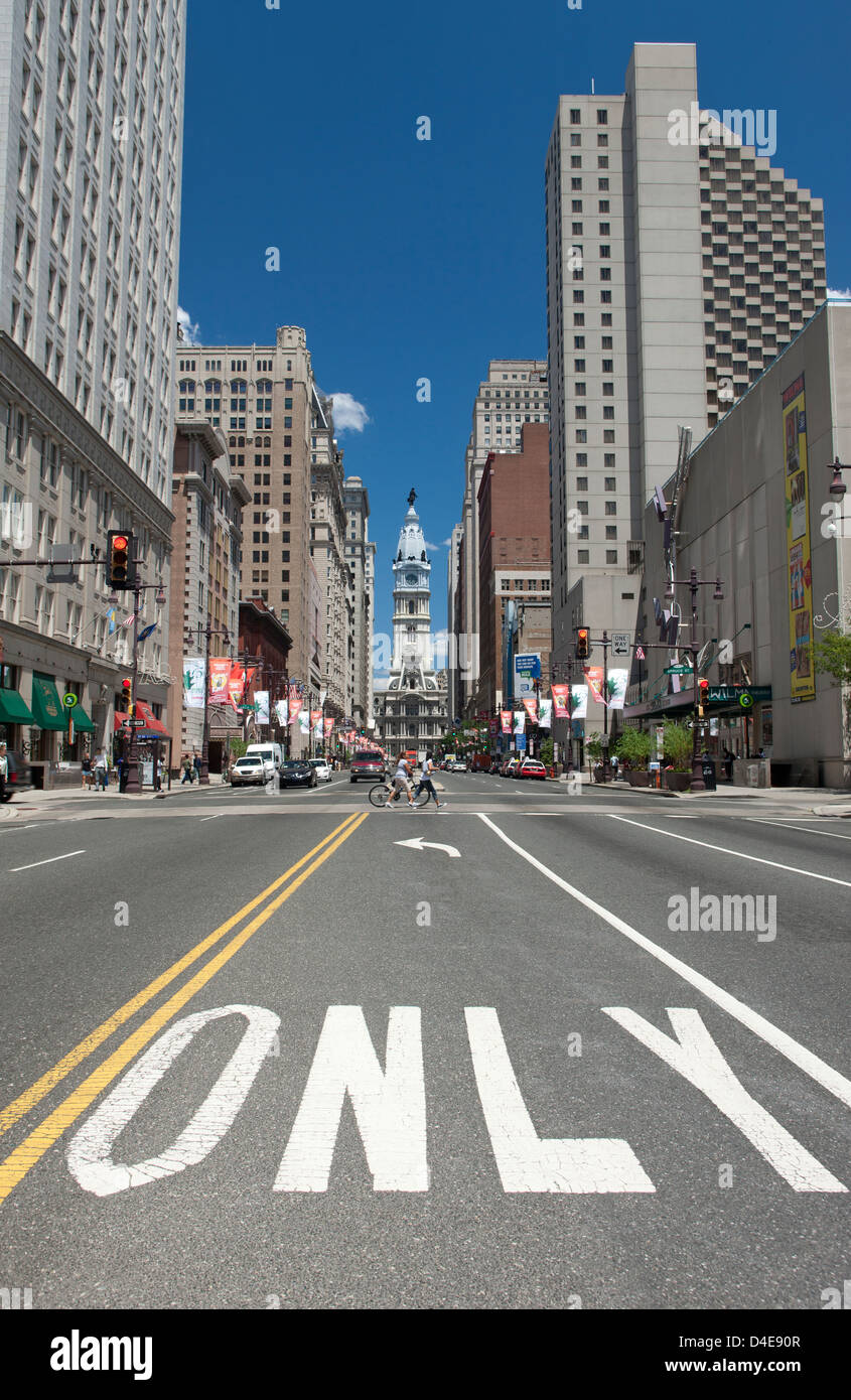 Solo a sinistra girare LANE BROAD STREET CITY HALL nel centro cittadino di Philadelphia in Pennsylvania USA Foto Stock