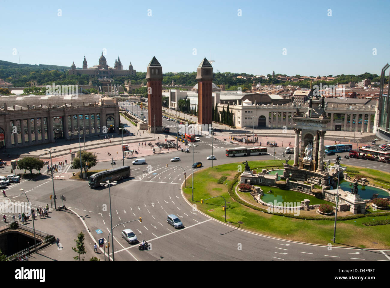 Vista di Plaça de Espanya con le due Torri Veneziane e il Palazzo Nazionale dalla terrazza di Las Arenas shopping centre Foto Stock