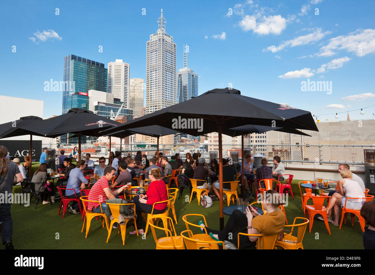 La gente di relax presso il bar sul tetto di casa a tendina. Melbourne, Victoria, Australia Foto Stock