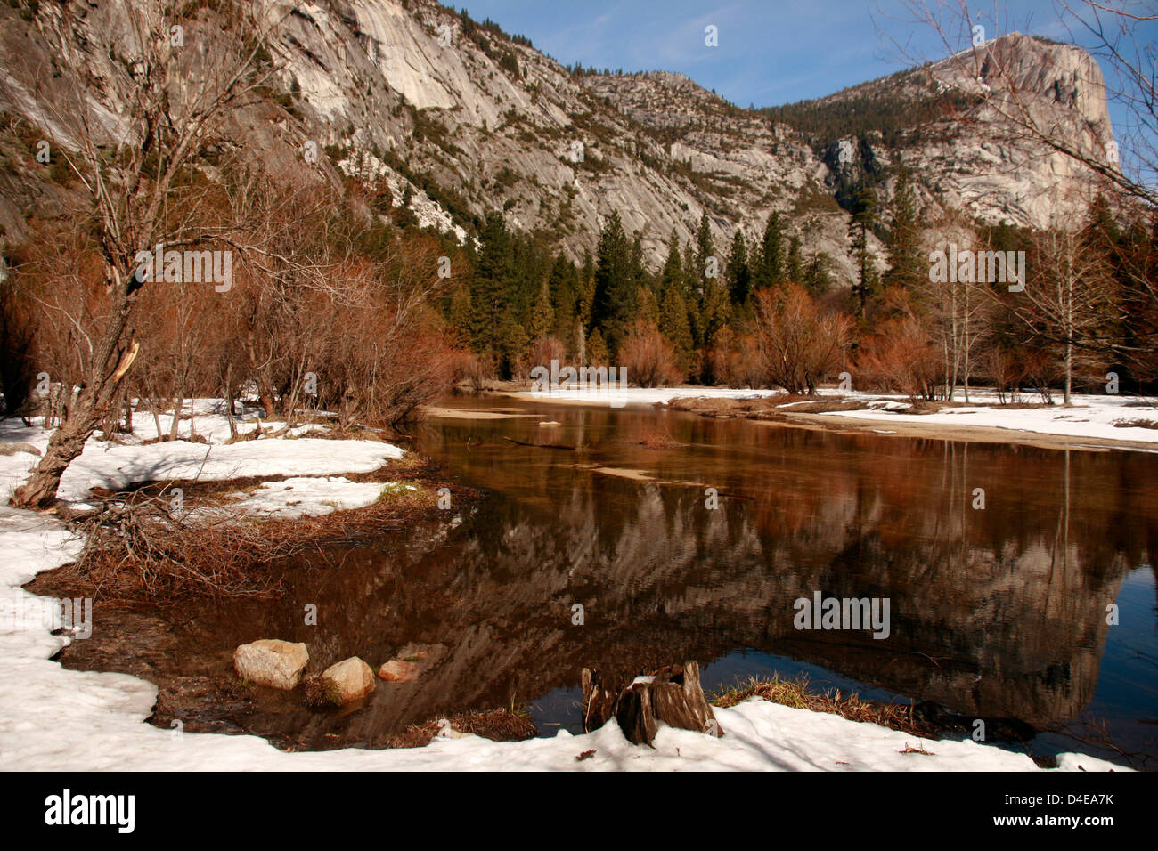 In inverno la riflessione sullo specchio del lago, il Parco Nazionale Yosemite in California Foto Stock