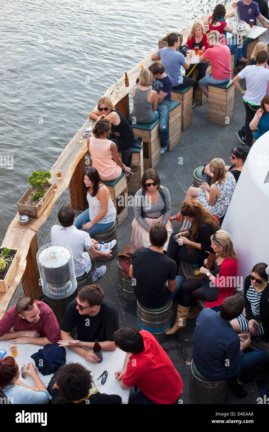 Persone bere alla Ponyfish isola, sul Fiume Yarra. Melbourne, Victoria, Australia Foto Stock