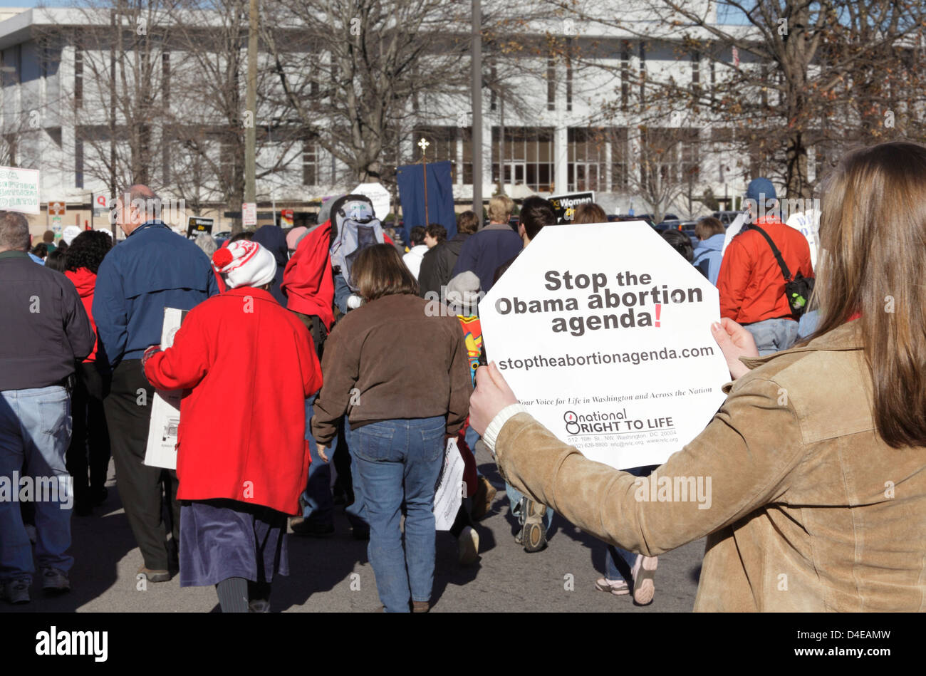 Una donna porta un anti-aborto segno durante la marcia annuale per la vita nel centro di Raleigh, North Carolina, STATI UNITI D'AMERICA Foto Stock