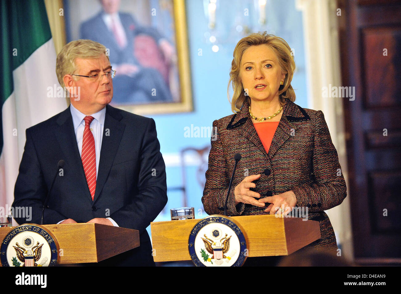 Segretario Clinton tiene una conferenza stampa congiunta con il Vice primo ministro irlandese e il ministro degli Affari Esteri Gilmore Foto Stock