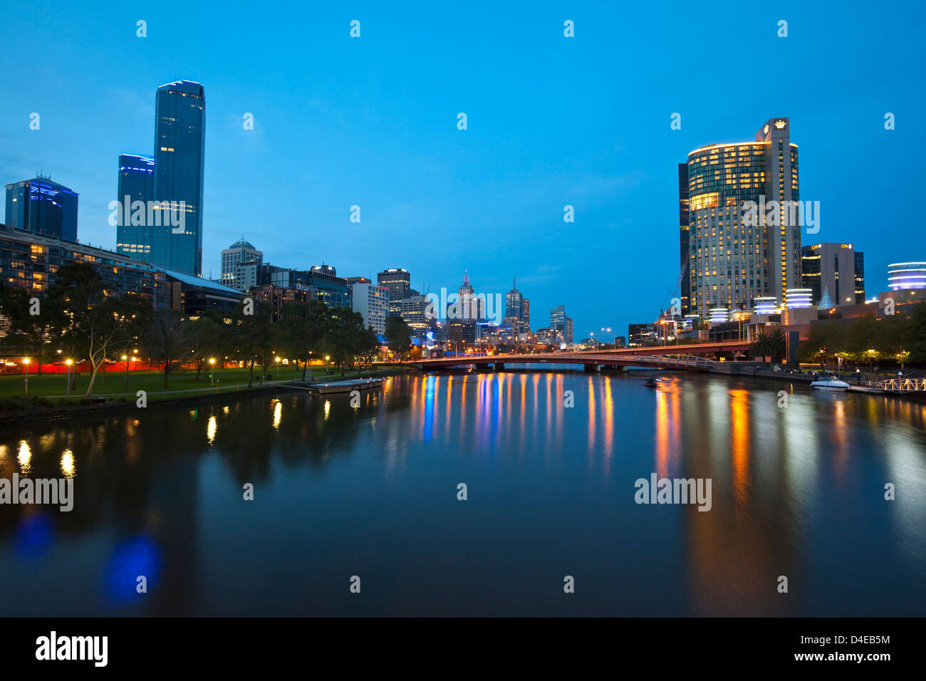 Vista lungo il fiume Yarra al Crown Casinò di Southbank e dello skyline della citta'. Melbourne, Victoria, Australia Foto Stock