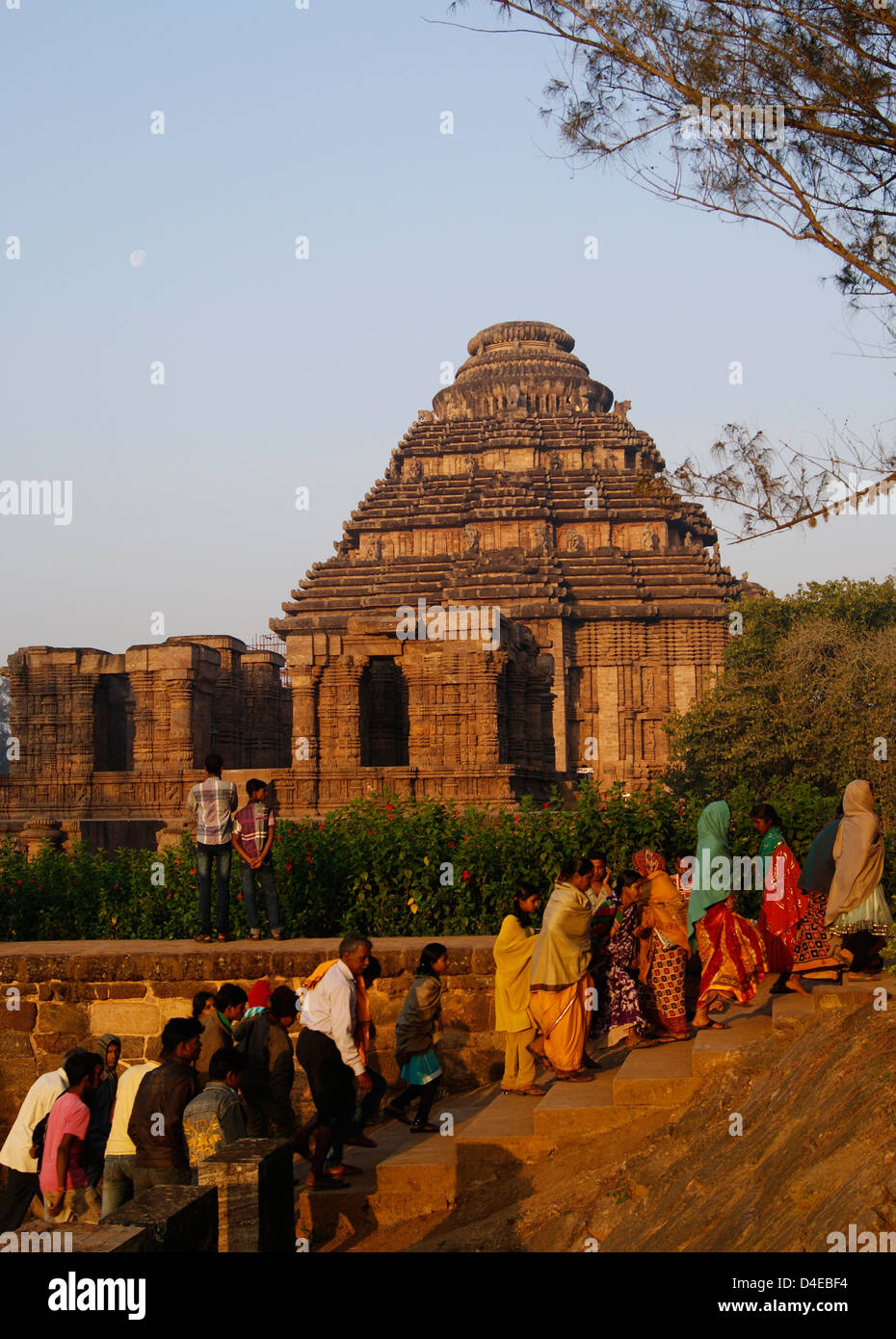 Pellegrini in coda in visita a Konark Sun tempio in Orissa India Foto Stock