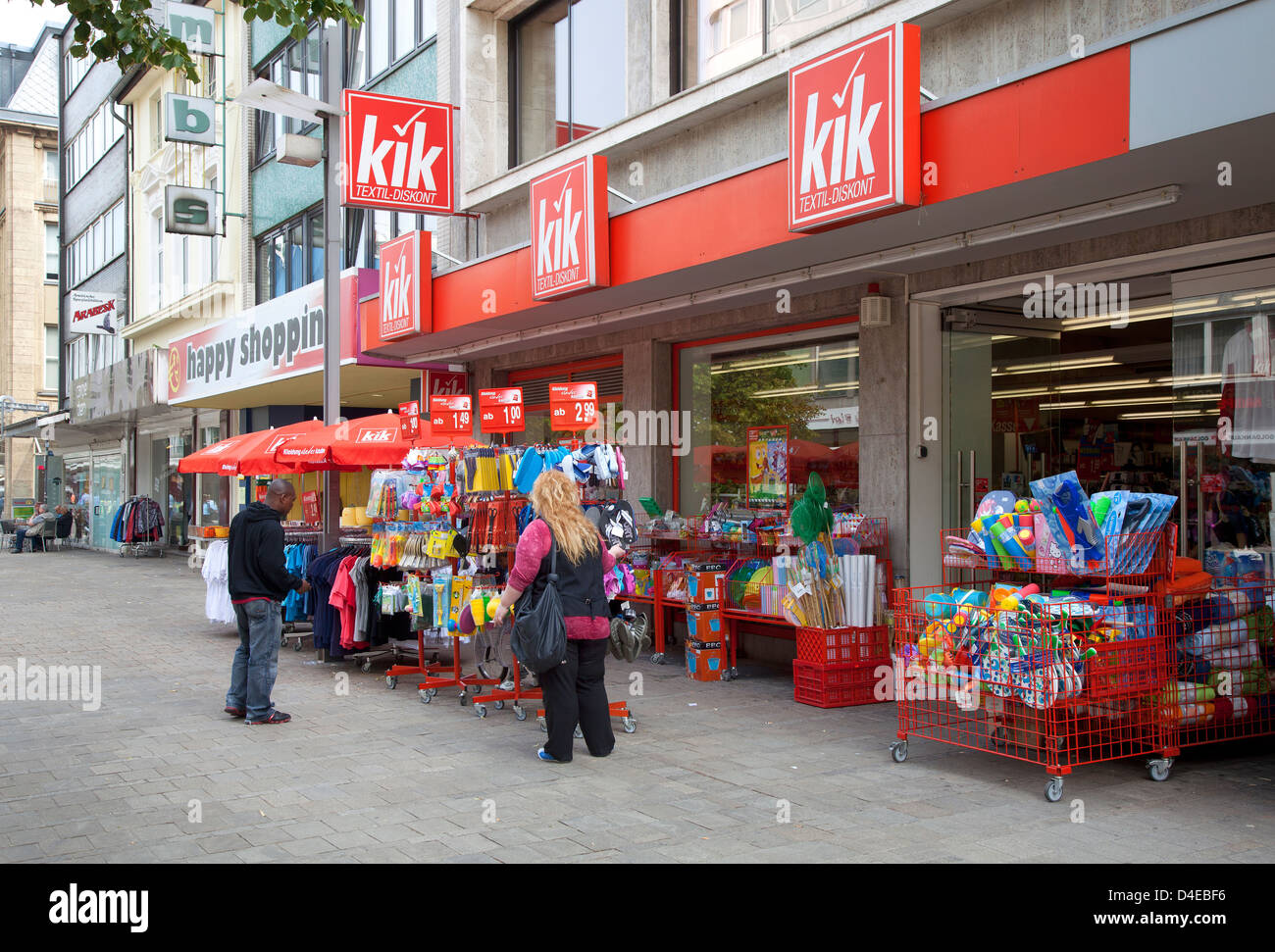 Un segno per un Kik sconto negozio di abbigliamento in Slovenia Foto stock  - Alamy