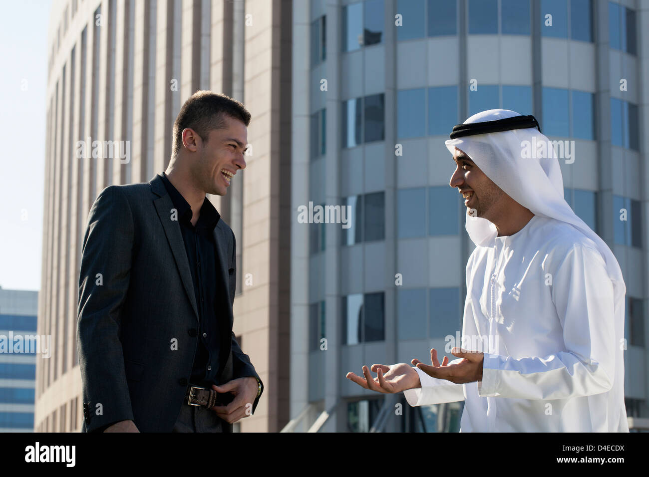 Due uomini arabi in tradizionale e abito occidentale Foto Stock