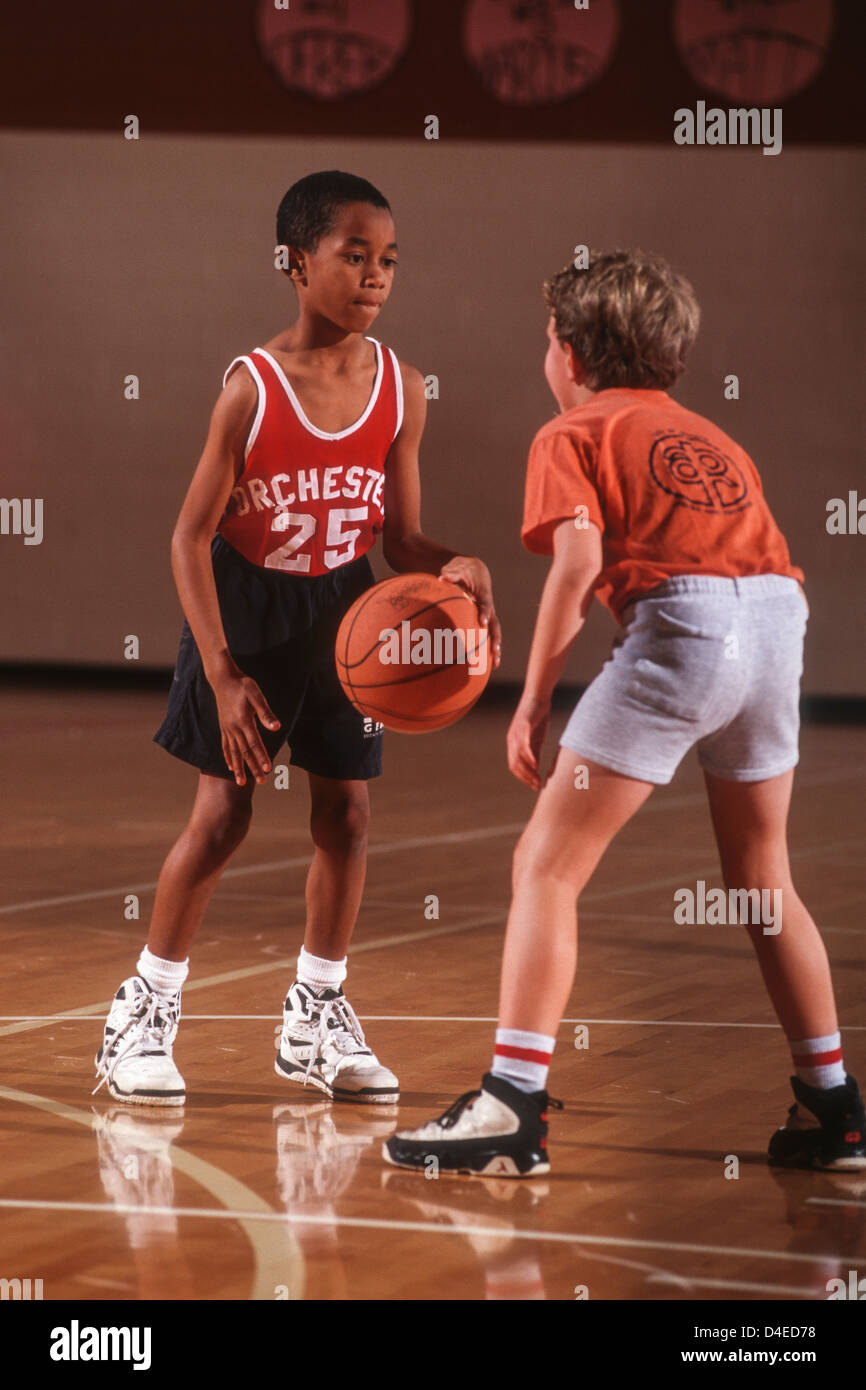 I ragazzi giocare a basket in palestra. Foto Stock