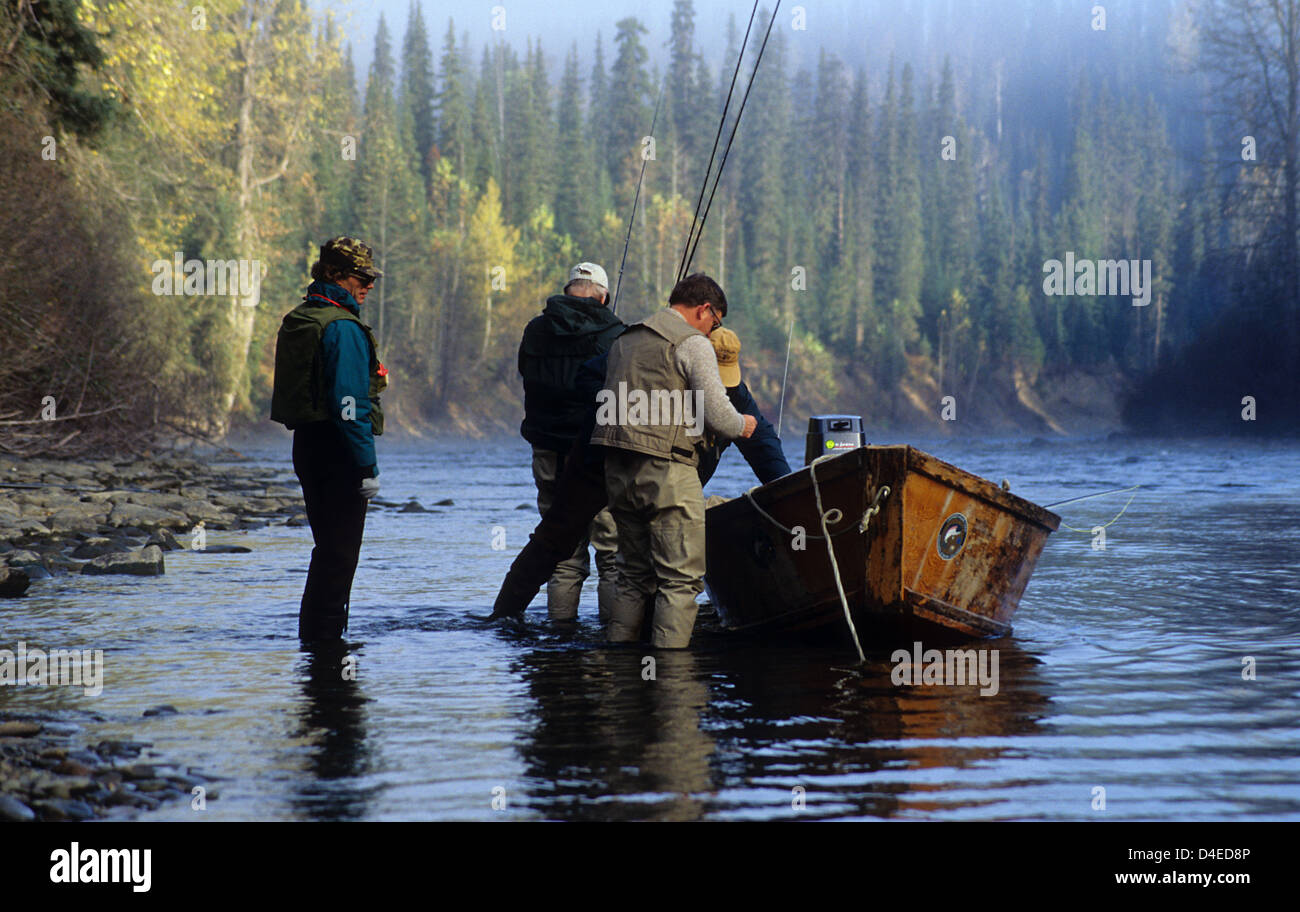 Steelhead anglers caricamento nella loro barca sul fiume Babine della Columbia britannica in Canada Foto Stock