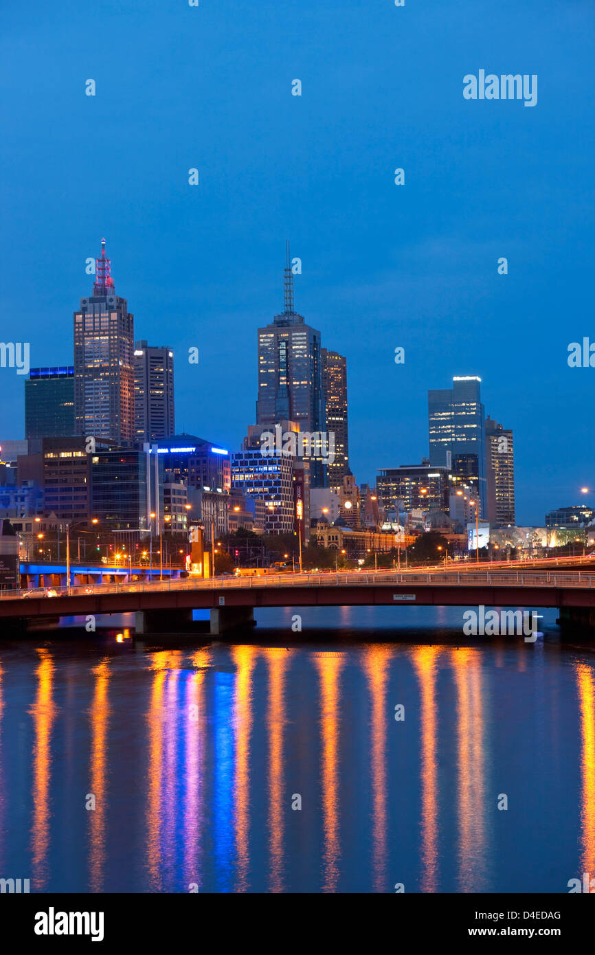 Kings ponte sopra il fiume Yarra e dello skyline della città al crepuscolo. Melbourne, Victoria, Australia Foto Stock