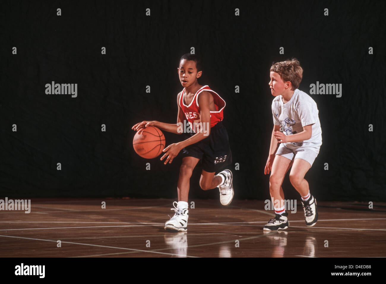 I ragazzi giocare a basket in palestra. Foto Stock