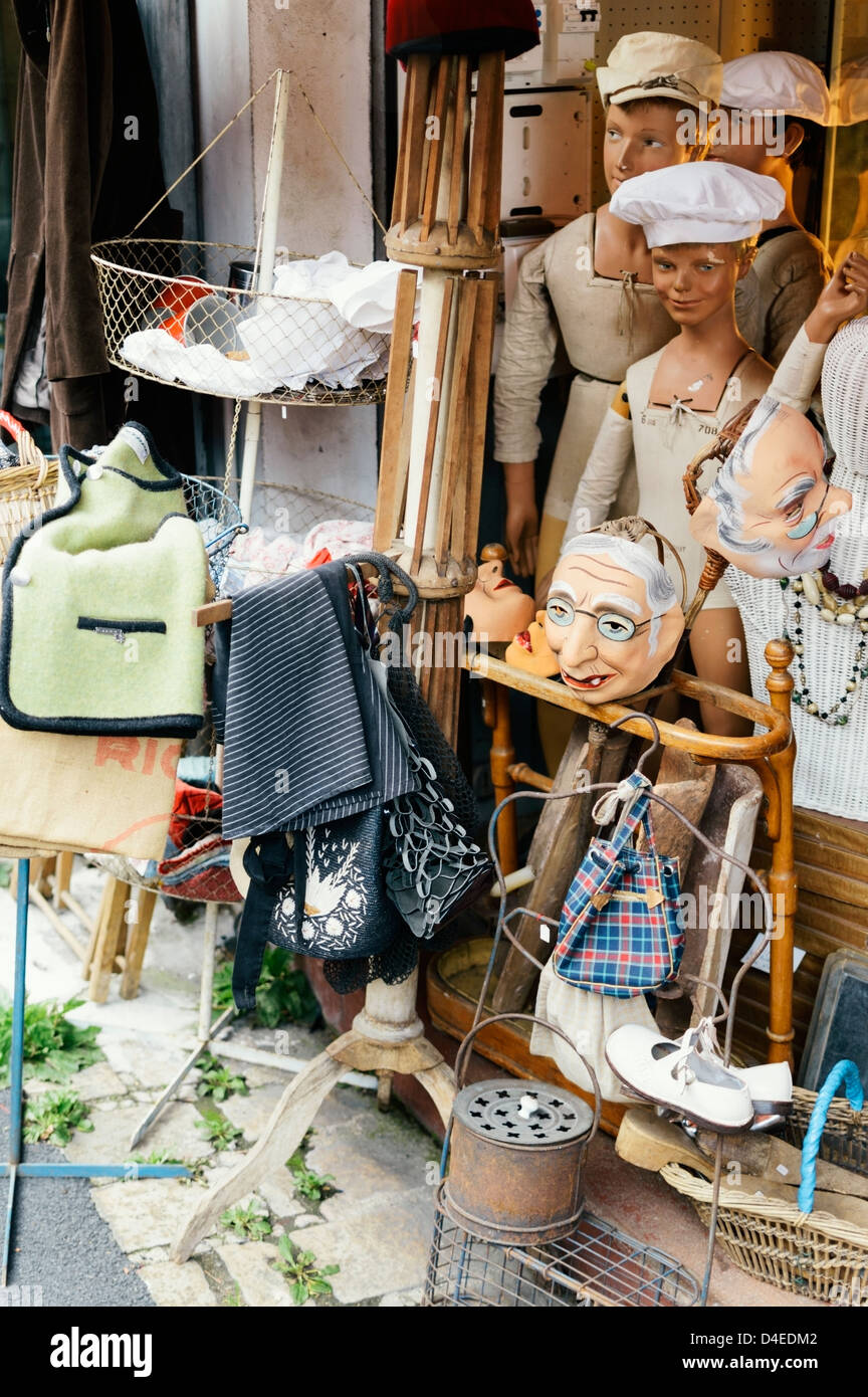 Il Marché aux Puces (mercato delle pulci) a St-Ouen vicino a Clignancourt nel nord di Parigi, Francia. Foto Stock